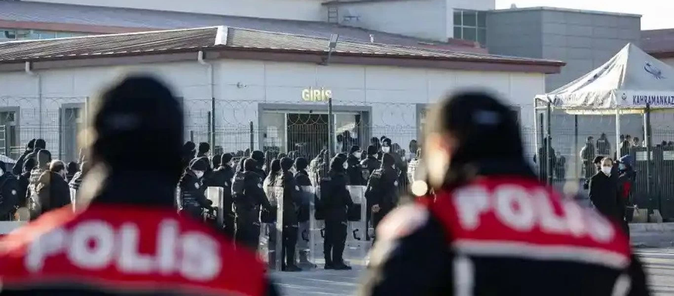 Τούρκος αναλυτής: «Ο Ερντογάν υπαγορεύει στους δικαστές τι να κάνουν»